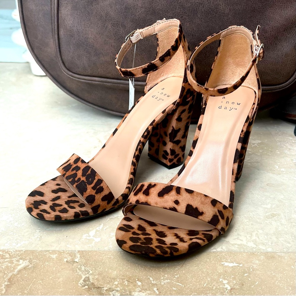 Universal Thread leopard heel. NWT. Size 7.5